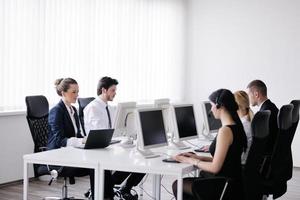 Geschäftsleute, die im Kunden- und Helpdesk-Büro arbeiten foto