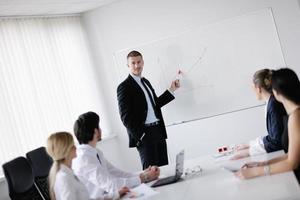 Geschäftsleute in einer Besprechung im Büro foto