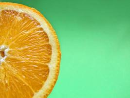 geschnittenes orangefarbenes Makro auf grünem Hintergrund foto