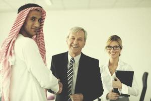 Arabischer Geschäftsmann beim Treffen foto