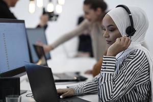 Afrikanische Geschäftsfrau mit Headset im Helpdesk foto