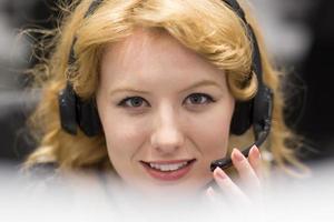 Callcenter-Betreiberin, die ihre Arbeit erledigt foto