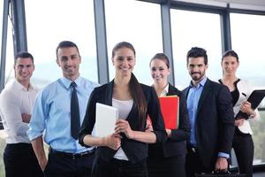 Geschäftsleute gruppieren sich bei einer Besprechung im Büro foto