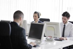 Geschäftsleute, die im Kunden- und Helpdesk-Büro arbeiten foto