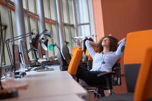 junge Geschäftsfrau im Büro foto