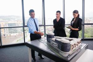 Geschäftsleute gruppieren sich bei einer Besprechung im Büro foto