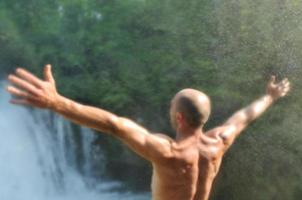 Mann Blick auf den Wasserfall foto