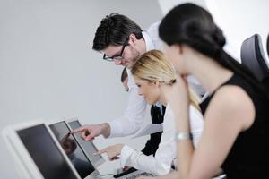 Geschäftsleute, die im Kunden- und Helpdesk-Büro arbeiten foto