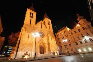 ein Blick auf die Stadt bei Nacht foto