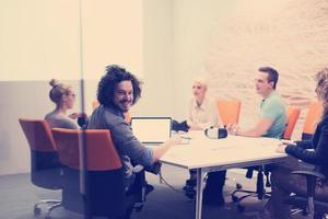 Startup-Business-Team bei einem Treffen im modernen Nachtbürogebäude foto