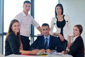 Geschäftsleute gruppieren sich bei einer Besprechung im Büro foto