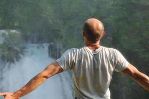 Mann Blick auf den Wasserfall foto