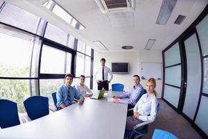 Geschäftsleute in einer Besprechung im Büro foto