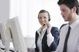 Geschäftsleute, die im Kunden- und Helpdesk-Büro arbeiten foto