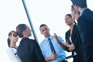 Geschäftsleute gruppieren sich bei einer Besprechung im Büro foto