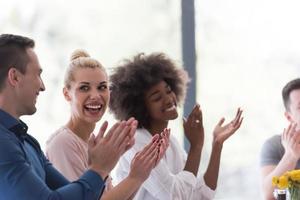 multiethnische Startup-Gruppe junger Geschäftsleute, die Erfolge feiern foto