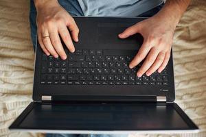 Ein Mann arbeitet an einem Laptop, ein Freiberufler entwickelt neue Ziele. foto