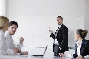 Geschäftsleute in einer Besprechung im Büro foto