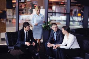 Geschäftsleute in einer Besprechung im Büro foto