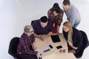 luftaufnahme der geschäftsleutegruppe beim treffen foto