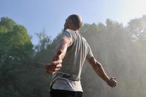 Mann Blick auf den Wasserfall foto