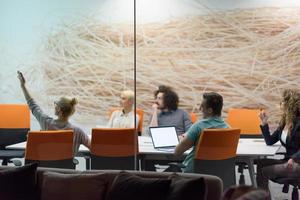 Startup-Business-Team bei einem Treffen im modernen Nachtbürogebäude foto