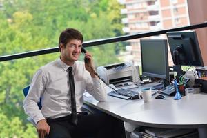 glücklicher junger Geschäftsmann im Büro foto