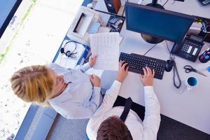 Geschäftsleute in einer Besprechung im Büro foto