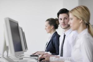 Geschäftsleute, die im Kunden- und Helpdesk-Büro arbeiten foto