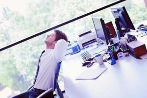 glücklicher junger Geschäftsmann im Büro foto