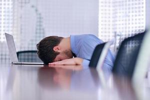 Geschäftsmann mit Problemen und Stress im Büro foto