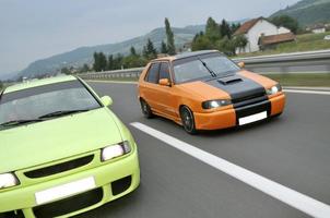 Tuning-Autos, die die Autobahn entlang rasen foto