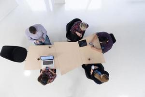 luftaufnahme der geschäftsleutegruppe beim treffen foto