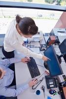 Geschäftsleute in einer Besprechung im Büro foto