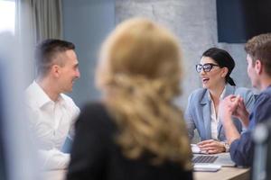 Startup-Business-Team bei einem Treffen in einem modernen Bürogebäude foto