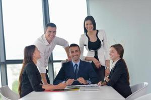 Geschäftsleute gruppieren sich bei einer Besprechung im Büro foto