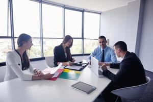 Geschäftsleute gruppieren sich bei einer Besprechung im Büro foto