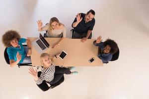 multiethnisches Startup-Business-Team beim Treffen von oben foto