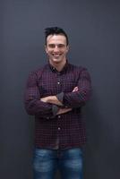 Porträt eines jungen Startup-Geschäftsmanns im karierten Hemd foto