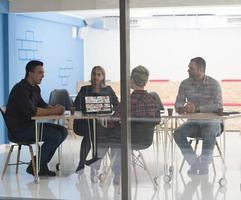 Startup-Business-Team beim Treffen im modernen Büro foto