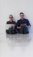 Startup-Unternehmen, Paar, das im Büro am Laptop arbeitet foto