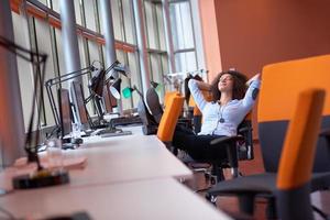 junge Geschäftsfrau im Büro foto