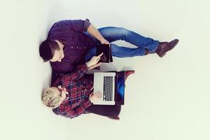 Draufsicht eines Paares, das im Startup-Büro am Laptop arbeitet foto