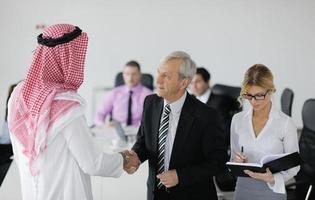 Arabischer Geschäftsmann beim Treffen foto