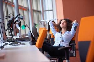 junge Geschäftsfrau im Büro foto