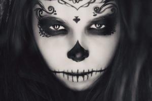 schöne Frau mit Halloween Zuckerschädel Make-up foto