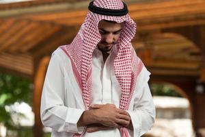 Nahaufnahme der männlichen Hände, die in der Moschee beten