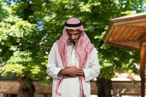 junger muslimischer Mann, der betet foto