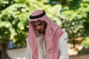 junger muslimischer Typ, der betet foto