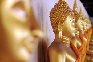 Gruppe von goldenen Buddha-Statue, Wat Phutthaisawan, Thailand foto